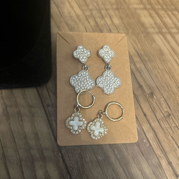 Elegant Gold and Silver clover Necklace and Earring Set - Picture 3 of 6